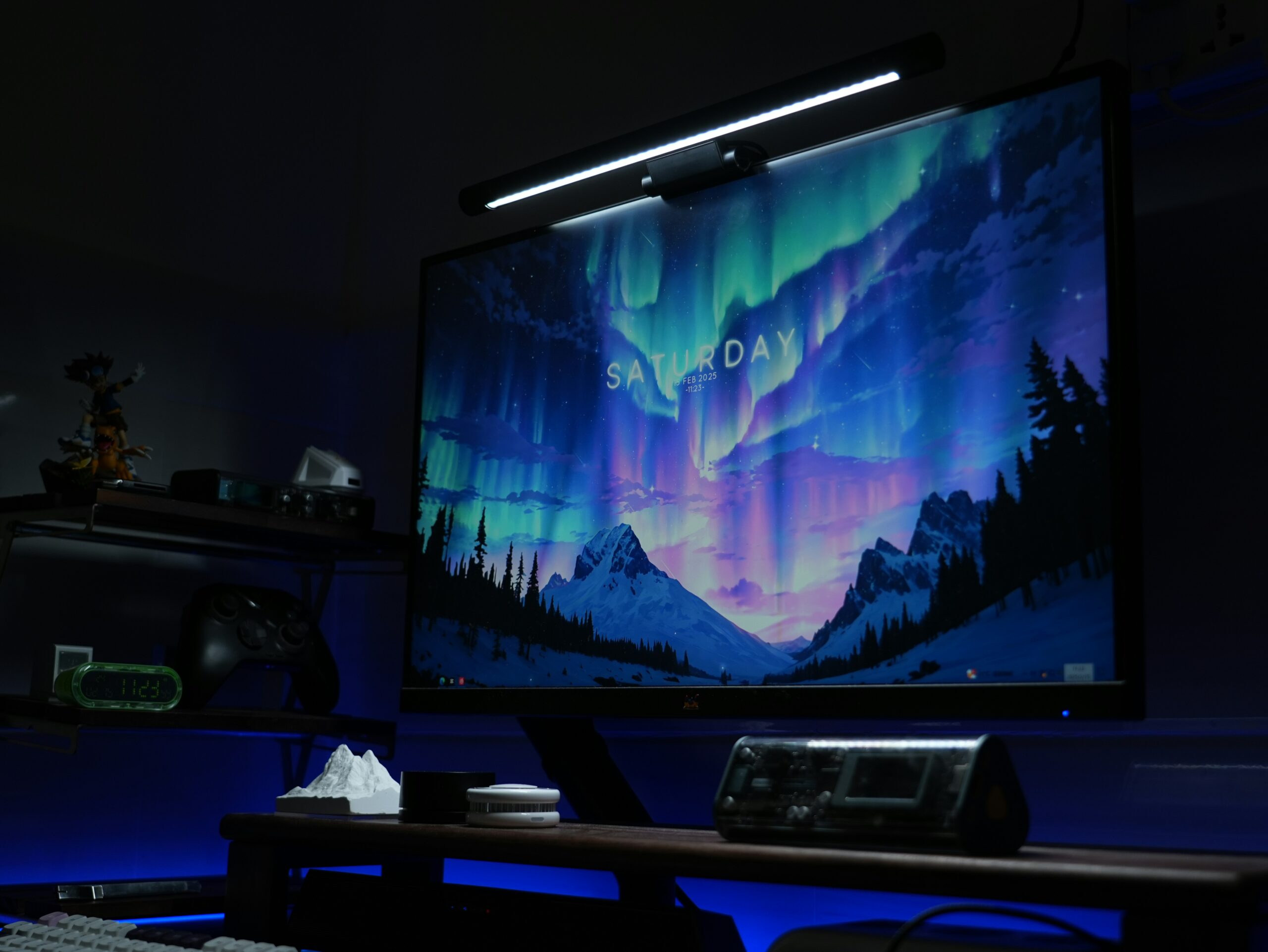 【レビュー】画面の視認性を極め、部屋の雰囲気を激変させる。ScreenBar HaloとLEDテープで創る「間接照明の最適解」