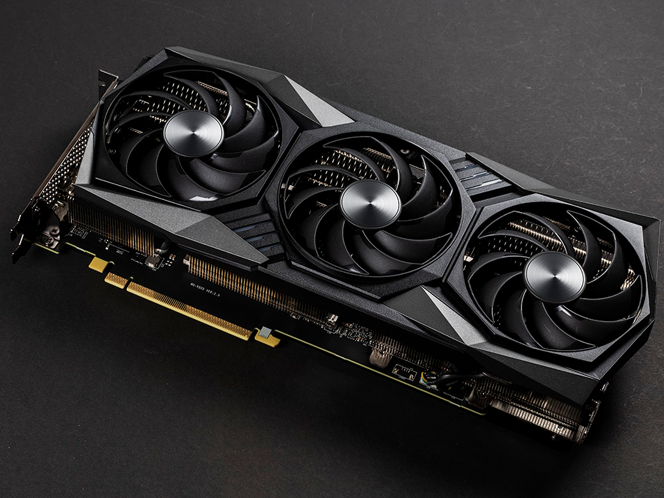 【厳選】漆黒のPCケースに映える。性能と造形美を極めたハイエンド・グラフィックボード3選